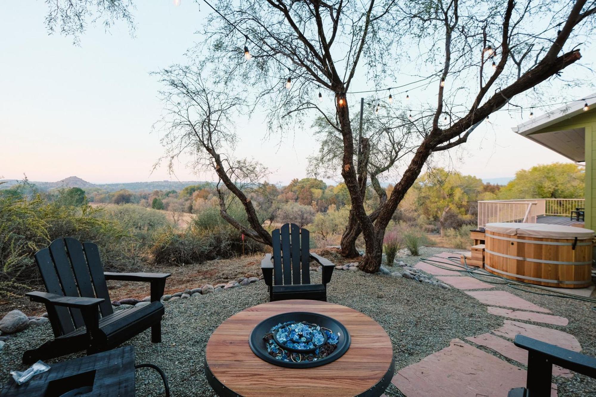 Tu'nlii House Creekfront Hot Tub Fire Pit